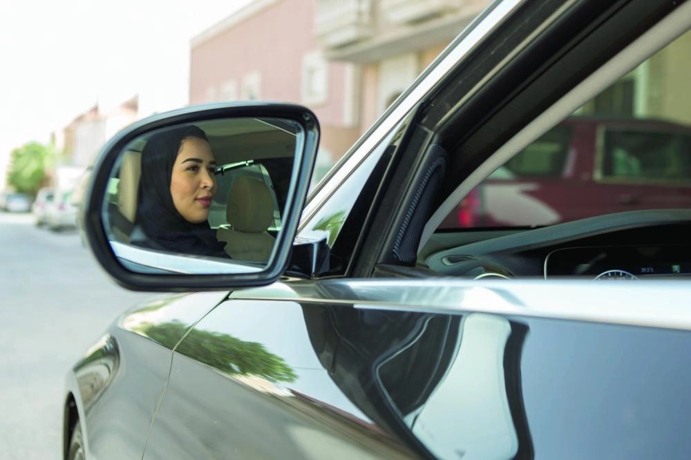 






سيدة تقود سيارتها في الرياض                                                                                                                 (د ب أ)