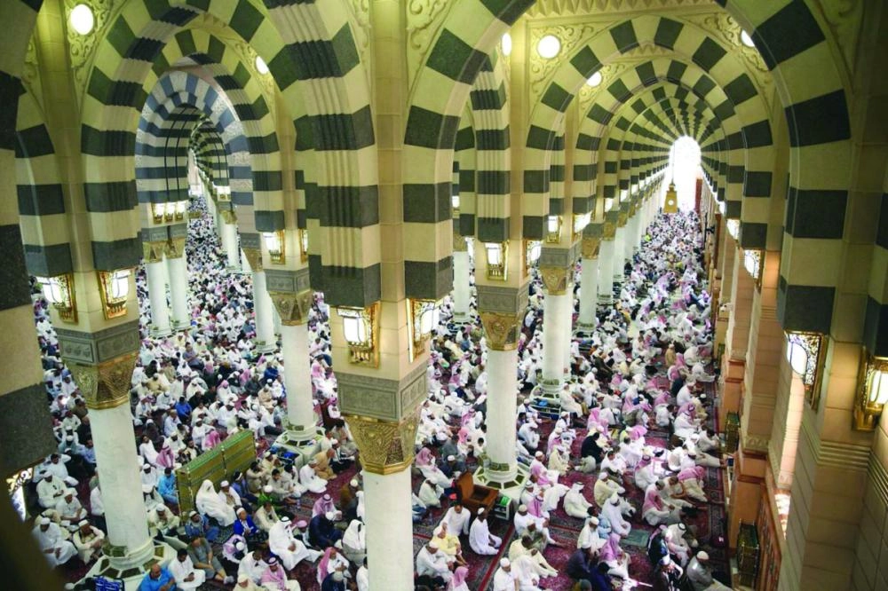 






صلاة الجمعة في الحرم النبوي أمس    (رئاسة الحرمين)