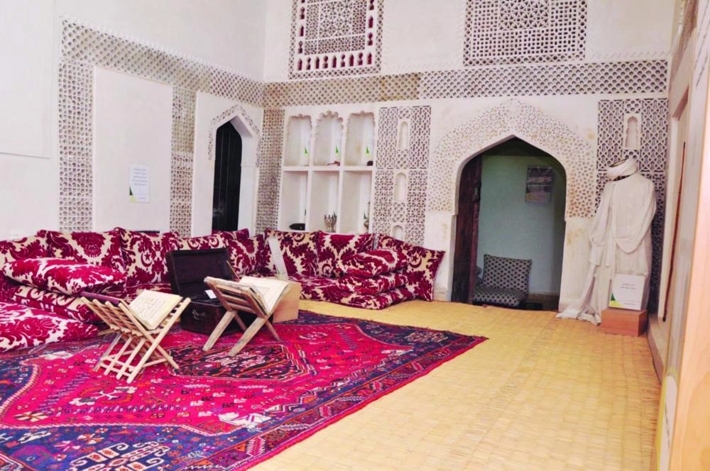 






بيت البيعة بعد إعادة بنائه بالطين كما كان