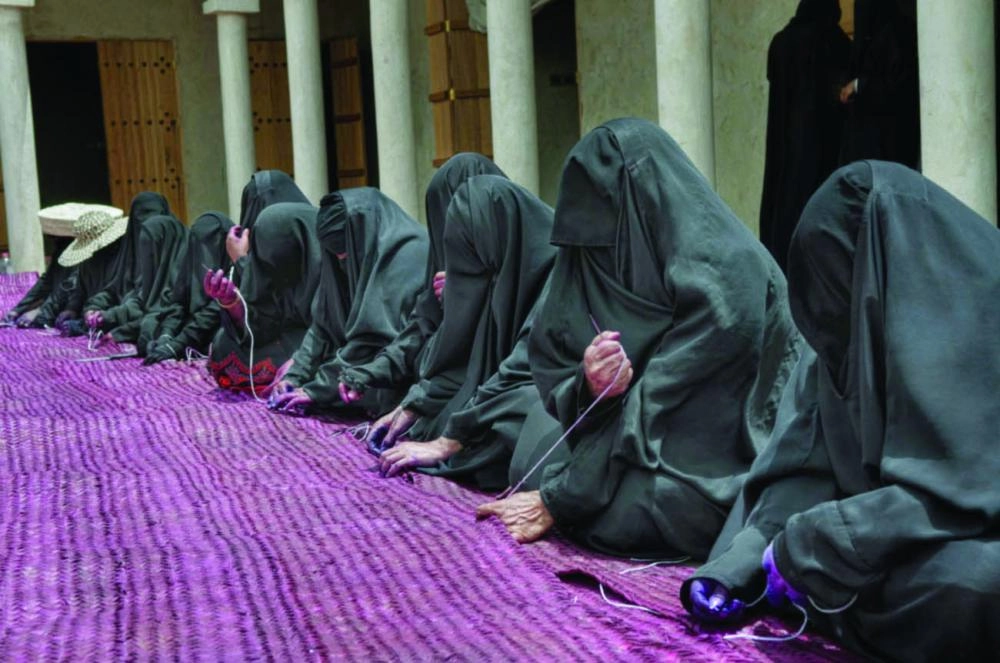 حرفيات أحسائيات في صناعة الخوصيات