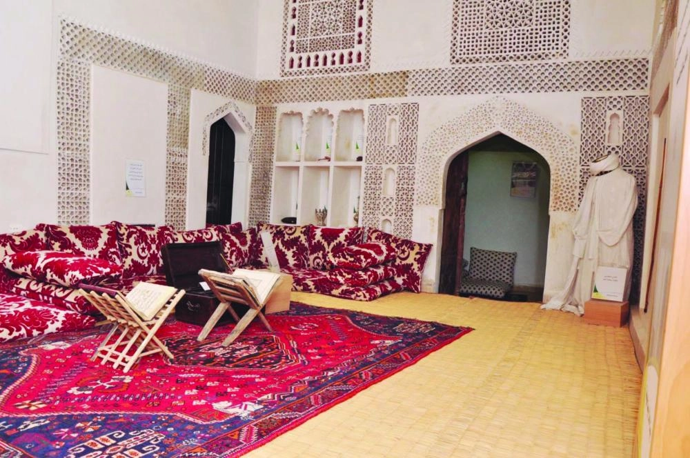 بيت البيعة بعد إعادة بنائه بالطين كما كان