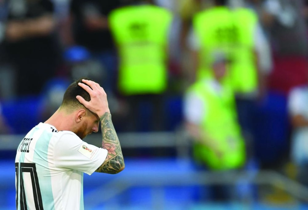 






ميسي يتحسر على الخروج من البطولة                                (د ب أ)