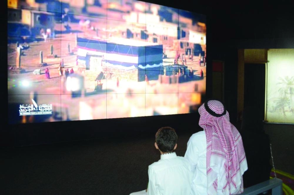 






زائران للمعرض يتابعان فيلما وثائقيا   (واس)