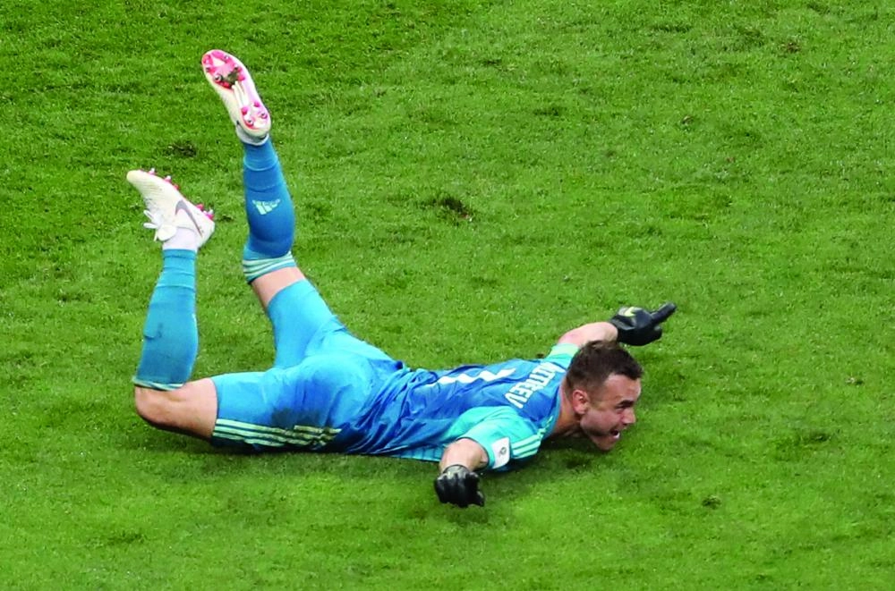 






 إيجور أكينفييف محتفلا عقب التأهل                            (د ب أ)