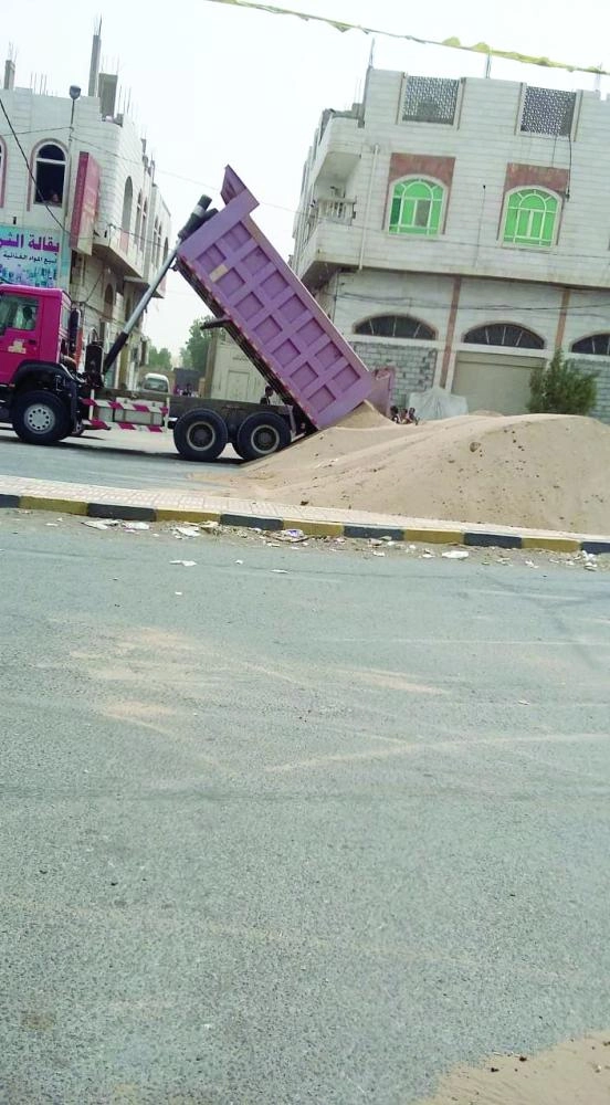 






سواتر ترابية وضعتها الميليشيات في شوارع الحديدة                                        (مكة)