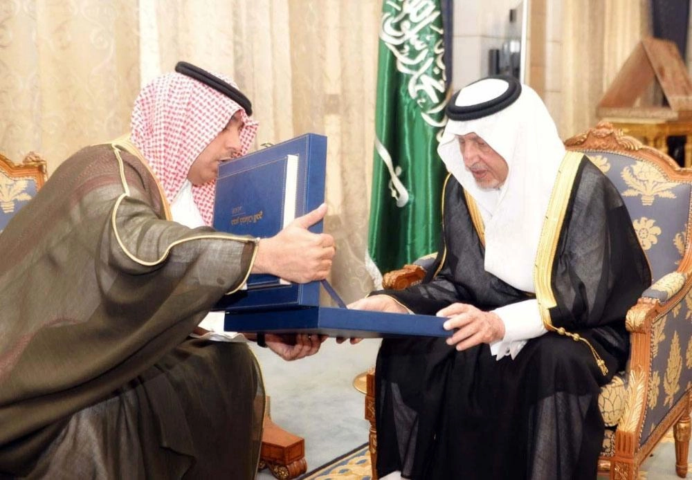 خالد الفيصل خلال اطلاعه على التقرير (واس)