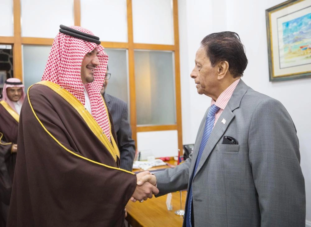 عبدالعزيز بن سعود مصافحا رئيس جمهورية موريشيوس بالنيابة     (واس)