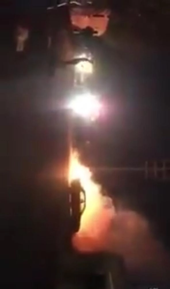 الحريق مندلعا في السيارة  