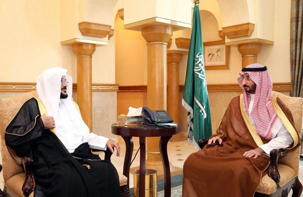 عبدالله بن بندر لدى استقباله عبداللطيف آل الشيخ    (واس)