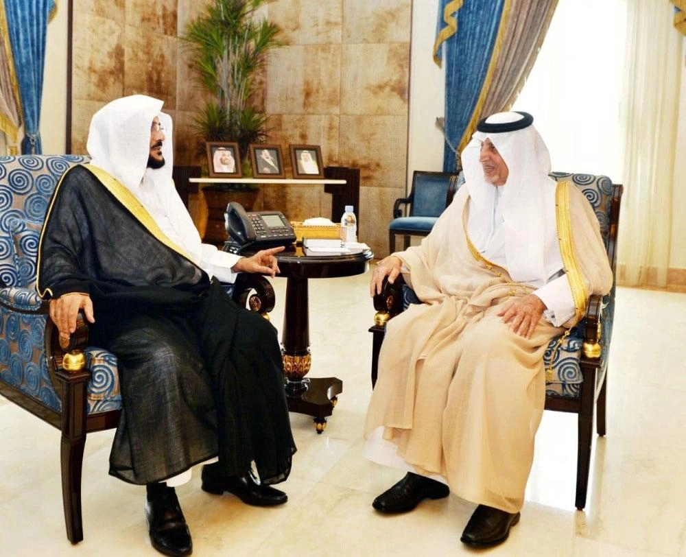 خالد الفيصل خلال استقباله عبداللطيف آل الشيخ    (واس)