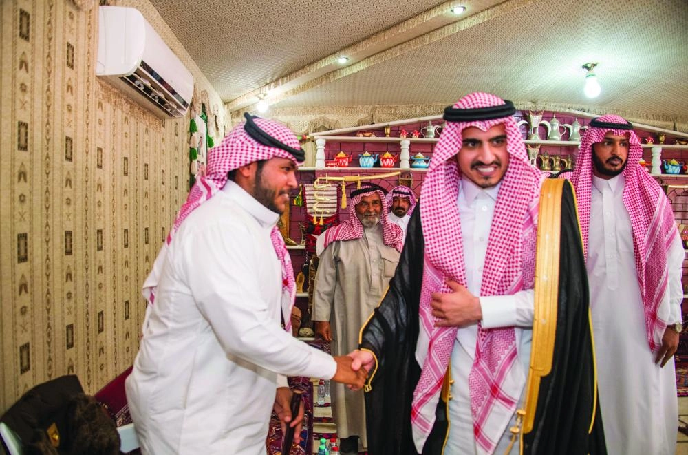 بدر بن سلطان خلال زيارته لسعود الشراري (واس)