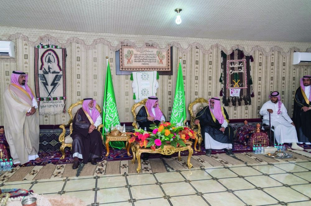  بدر بن سلطان خلال زيارته لسعود الشراري (واس)