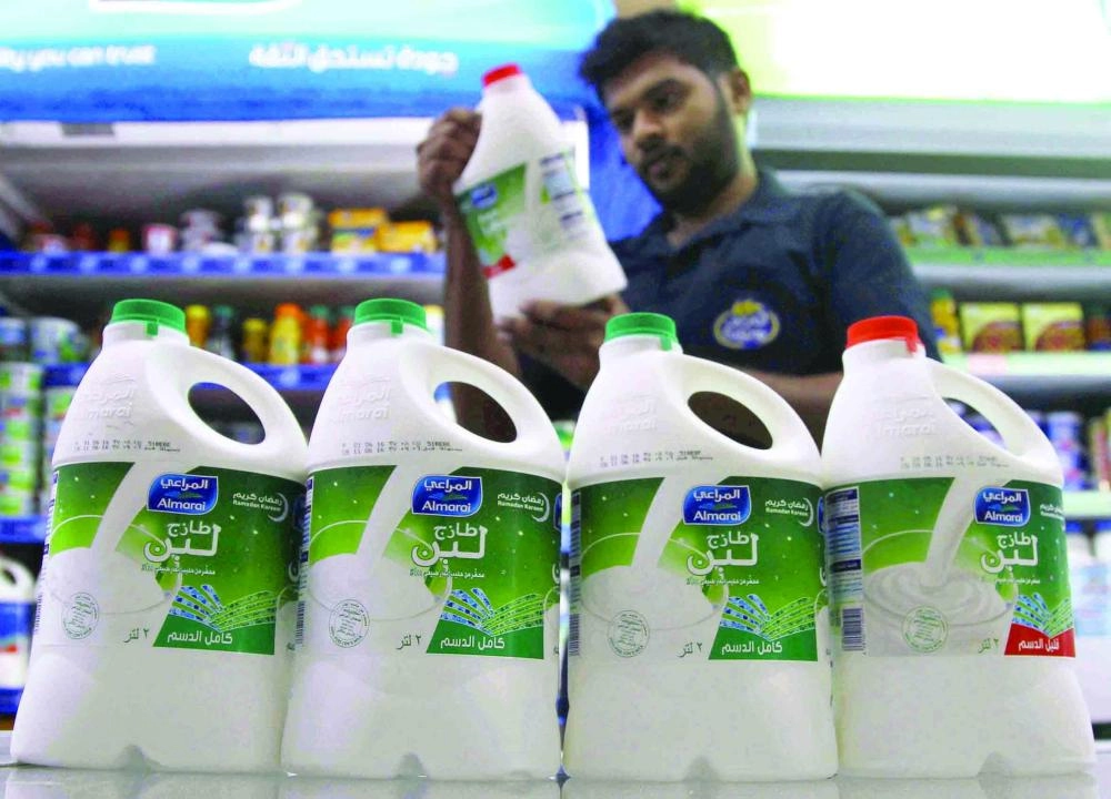 






موظف بالشركة يتابع المنتجات في السوق                                (مكة)