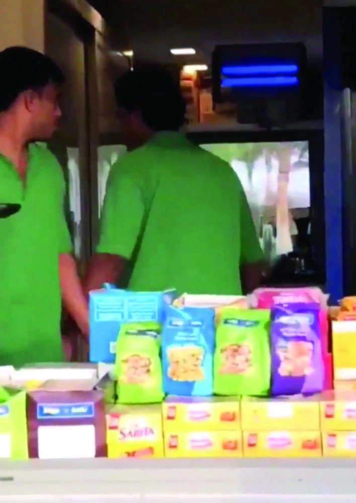 من المقطع المتداول للحادثة  (تويتر) 