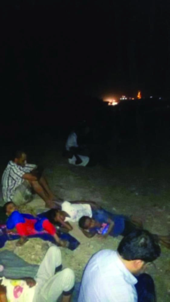 






مسافرون يمنيون في طريقهم لعدن أوقفتهم الميليشيات                            (تويتر)