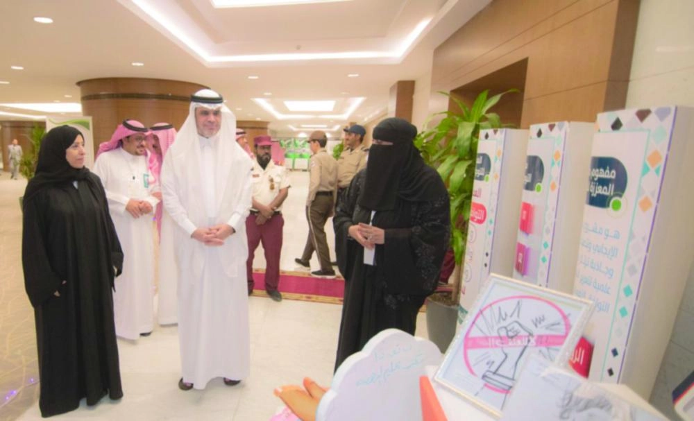 






العيسى لدى تجوله في المعرض أمس                                       (وزارة التعليم)