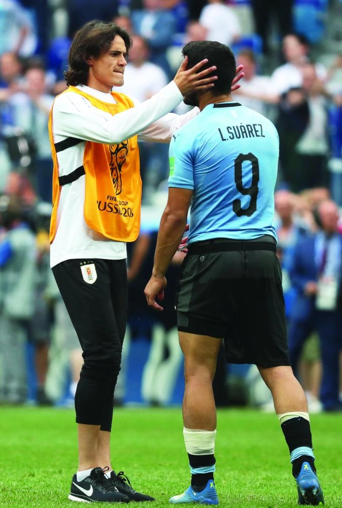 






كافاني يواسي سواريز عقب الخروج                                      (إ ب أ)