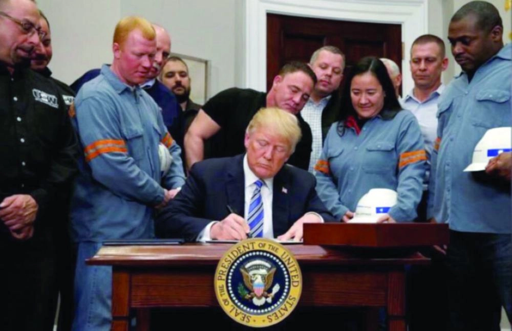 






ترمب لحظة توقيع قرار رسوم الواردات الأمريكية                                 (مكة)