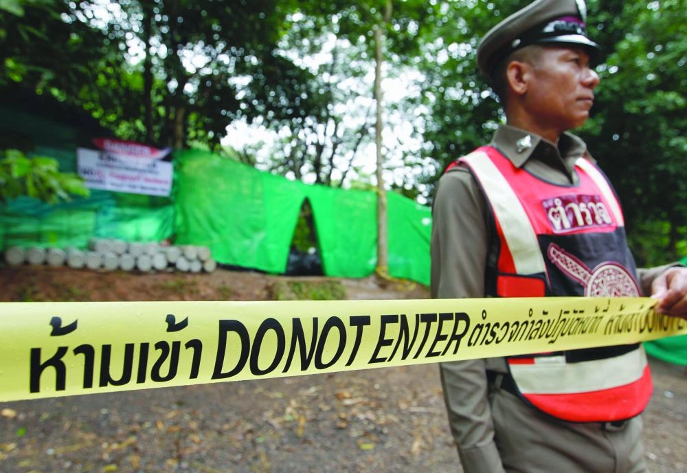 شريط وضعته السلطات التايلاندية لمنع الدخول                                 (د ب أ)