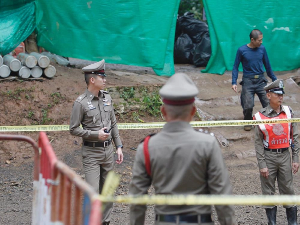 رجال أمن قبالة مدخل الكهف بعد إخاء المنطقة  (إ ب أ)