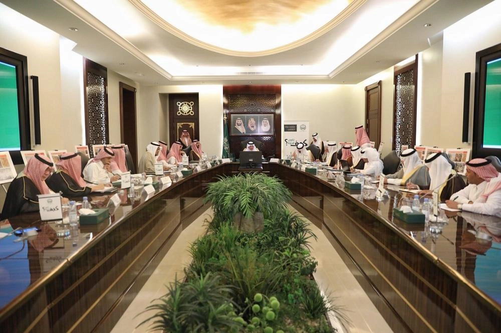 خالد الفيصل خلال ترؤسه الاجتماع الثامن للجنة العليا لتطوير الطائف (مكة)