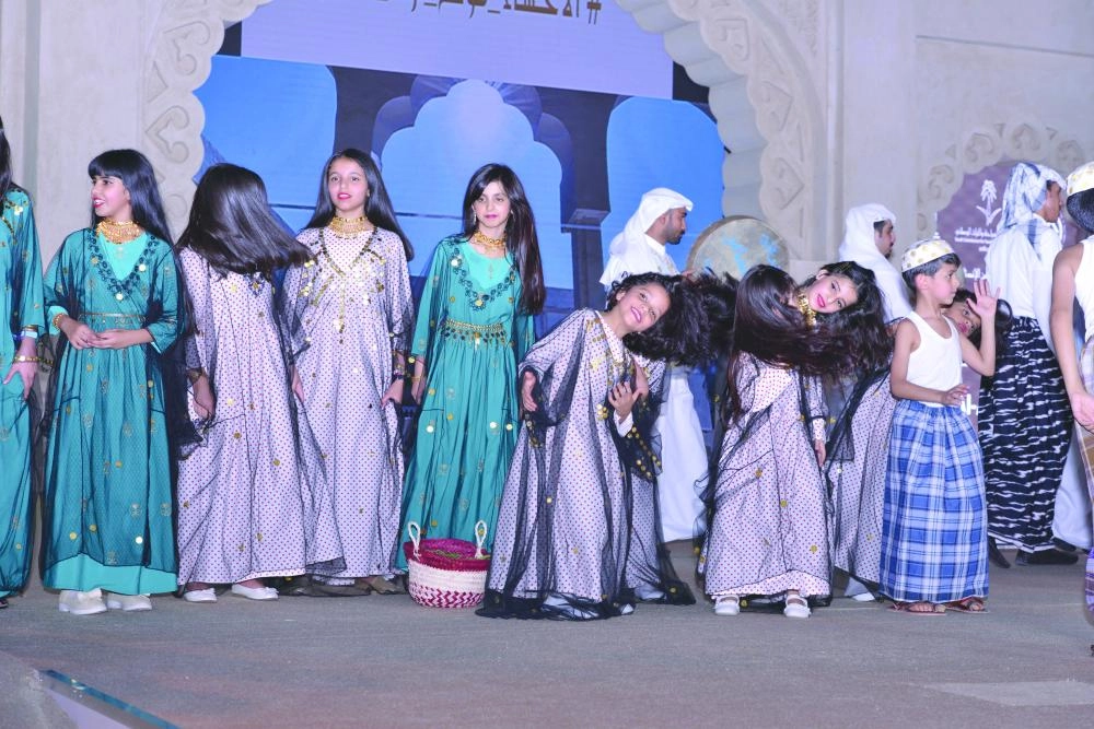 لوحات فلكلورية خلال الحفل 