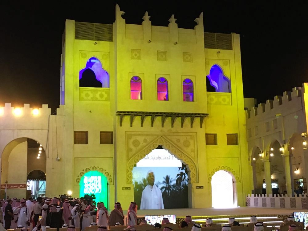 منصة الحفل إحدى بوابات القيصرية