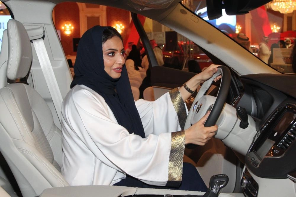 سيدة تجرب قيادة إحدى المركبات (مكة)