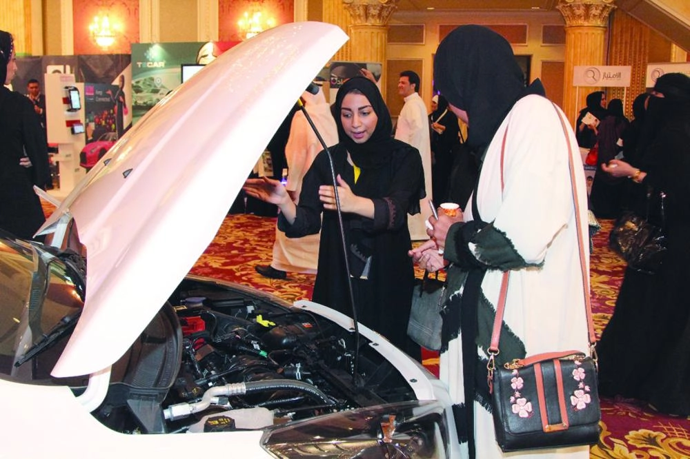 






سيدة تشرح لزائرة محتويات المركبات خلال المعرض                              (مكة)