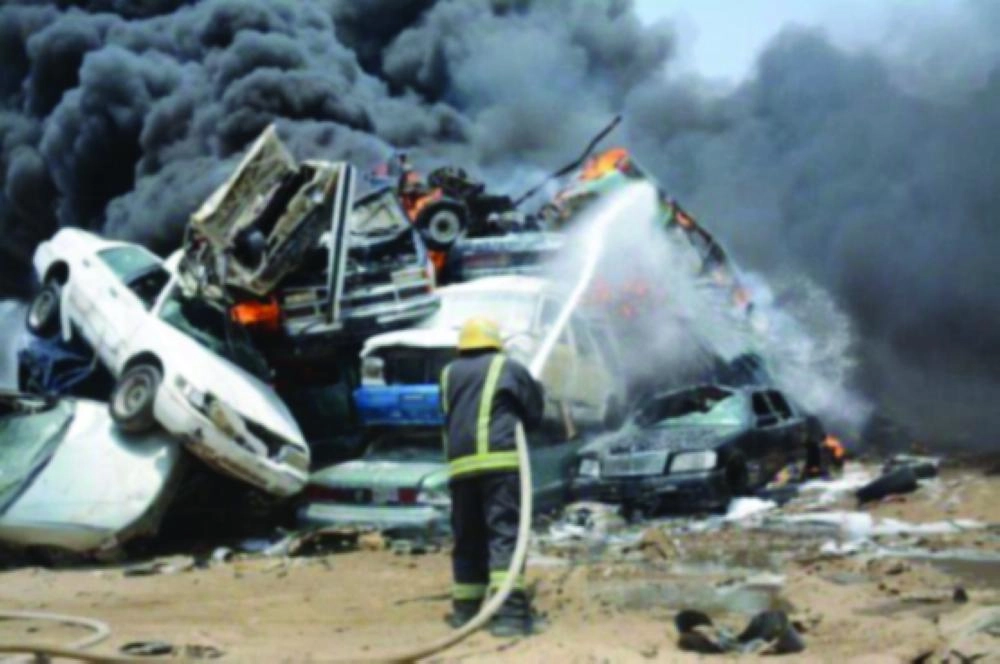 أدخنة الحريق تتجه إلى أحياء المنار والسامر والأجواد في جدة (مكة)