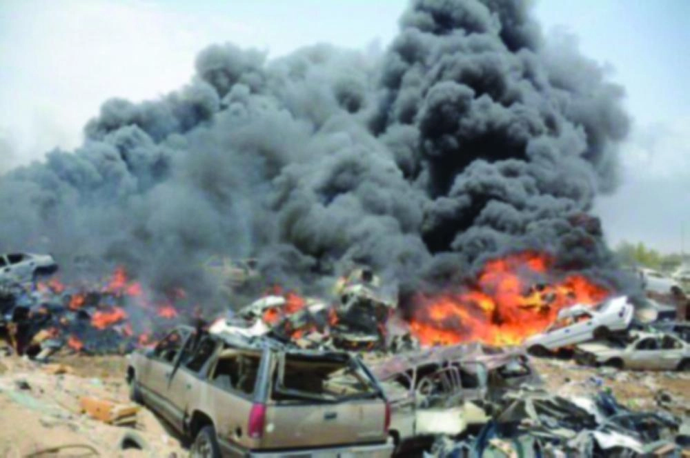 أدخنة الحريق تتجه إلى أحياء المنار والسامر والأجواد في جدة (مكة)