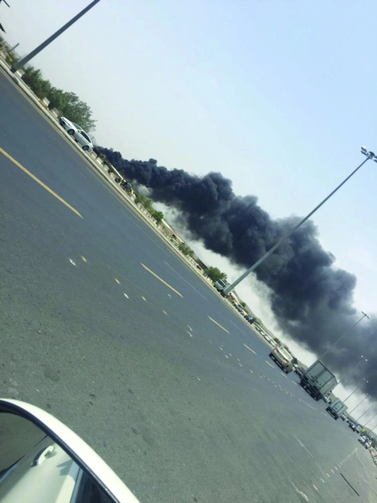 أدخنة الحريق تتجه إلى أحياء المنار والسامر والأجواد في جدة (مكة)