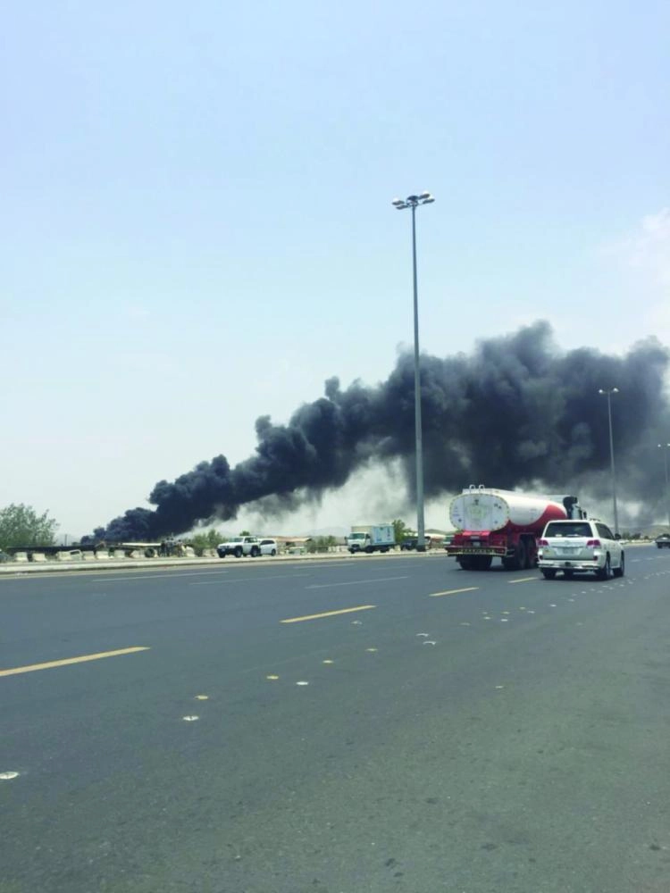 أدخنة الحريق تتجه إلى أحياء المنار والسامر والأجواد في جدة (مكة)