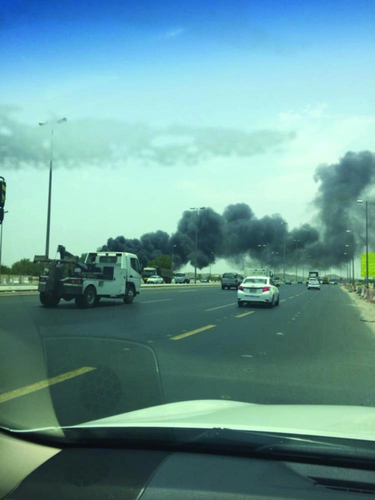 أدخنة الحريق تتجه إلى أحياء المنار والسامر والأجواد في جدة (مكة)