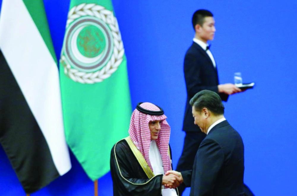 






وزير الخارجية مصافحا الرئيس الصيني