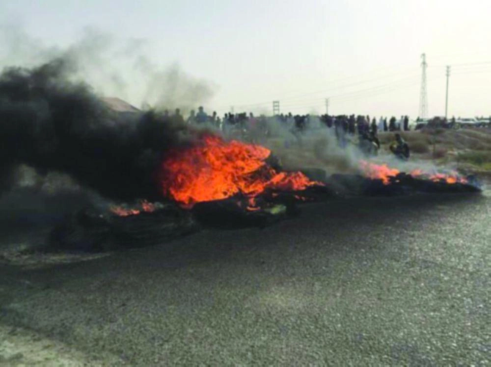 






ألسنة اللهب تتصاعد من الإطارات المحترقة                  (تويتر)