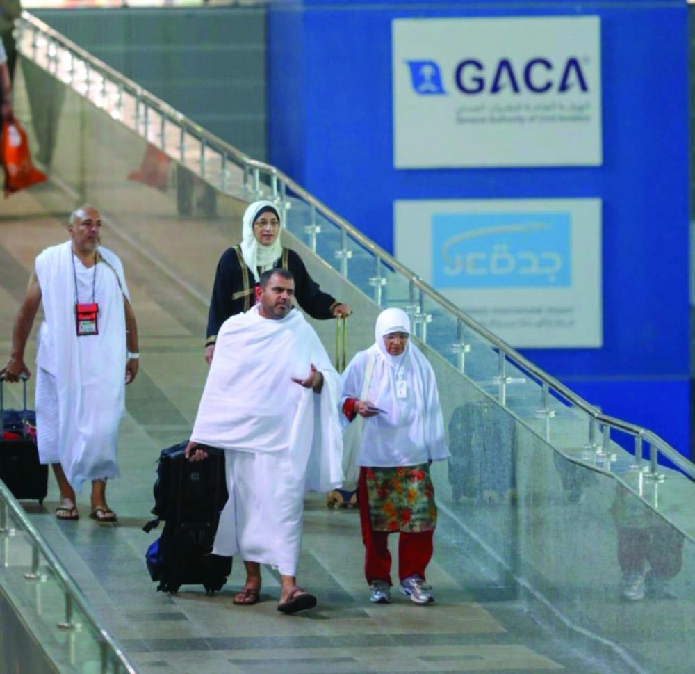 






معتمرون لدى وصولهم مطار جدة               (مكة)