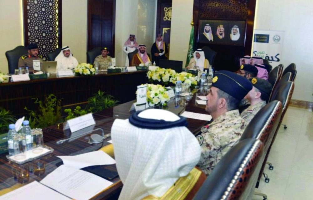الفيصل مترئسا اجتماع لجنة الدفاع المدني أمس (واس)