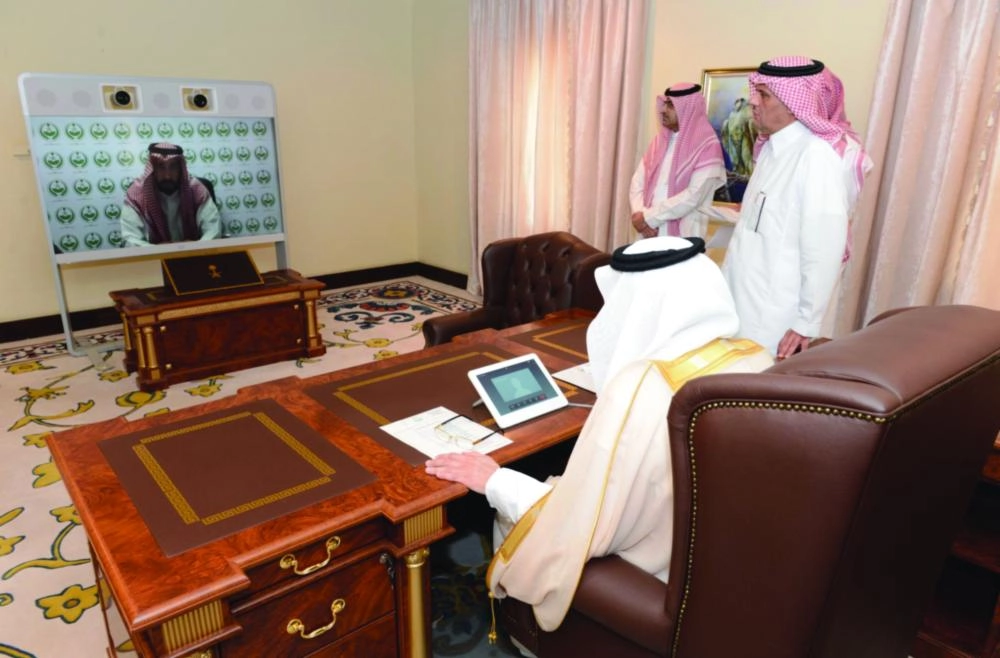 فيصل بن خالد خلال متابعة مطالب المواطنين (واس)