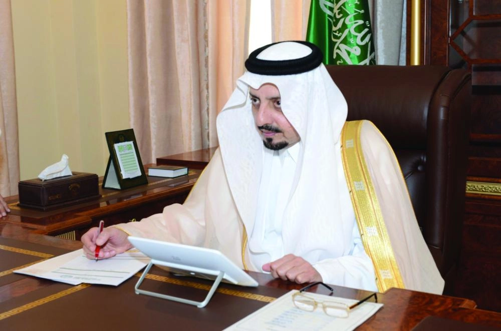 






فيصل بن خالد خلال متابعة مطالب المواطنين                      (واس)