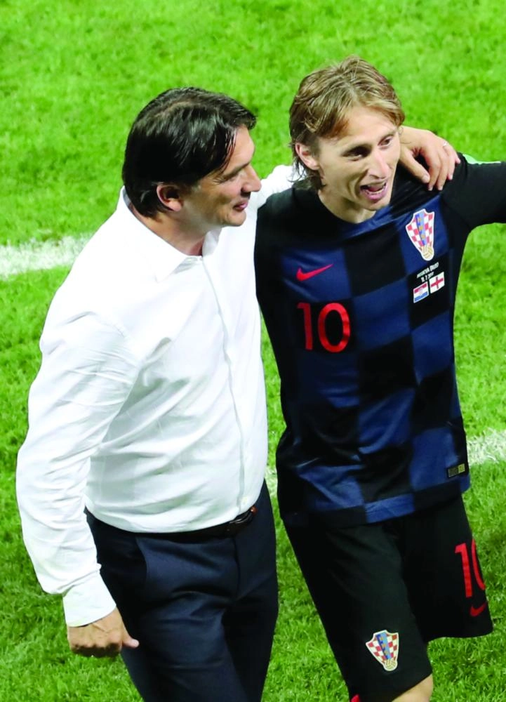 






زلاتكو يحتفل بالفوز مع لاعبيه                    (د ب أ)