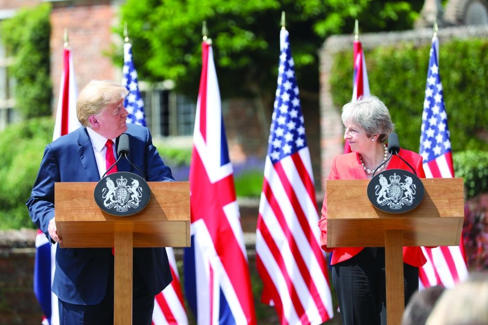 






ترمب وماي خلال حديثهما في قصر تيشكرز