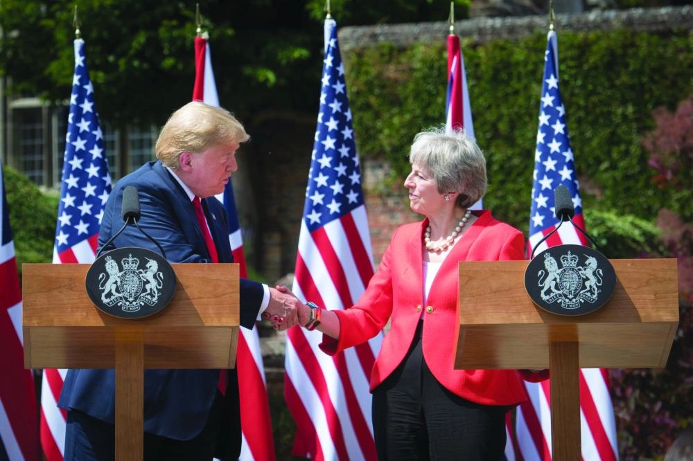 dpatop - UK Prime Minister Theresa May (R) and US President Donald Trump attend a joint press conference after their meeting at Chequers, her country residence in Buckinghamshire, England, 13 July 2018. Photo: Stefan Rousseau/PA Wire/dpa