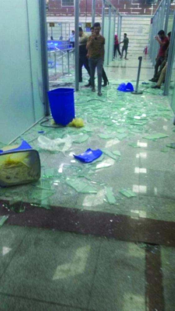 من آثار اقتحام مطار النجف وعمليات حرق وتدمير الممتلكات خلال المظاهرات العراقية                                                                                                                                    (د ب أ، تويتر)