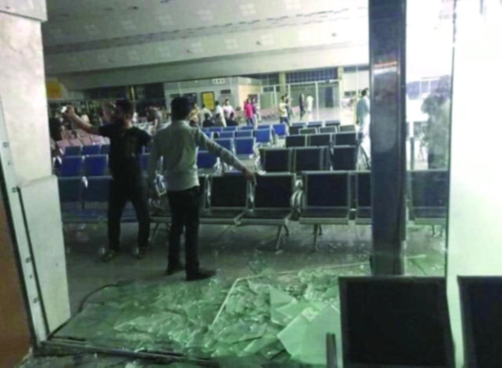 من آثار اقتحام مطار النجف وعمليات حرق وتدمير الممتلكات خلال المظاهرات العراقية                                                                                                                                    (د ب أ، تويتر)