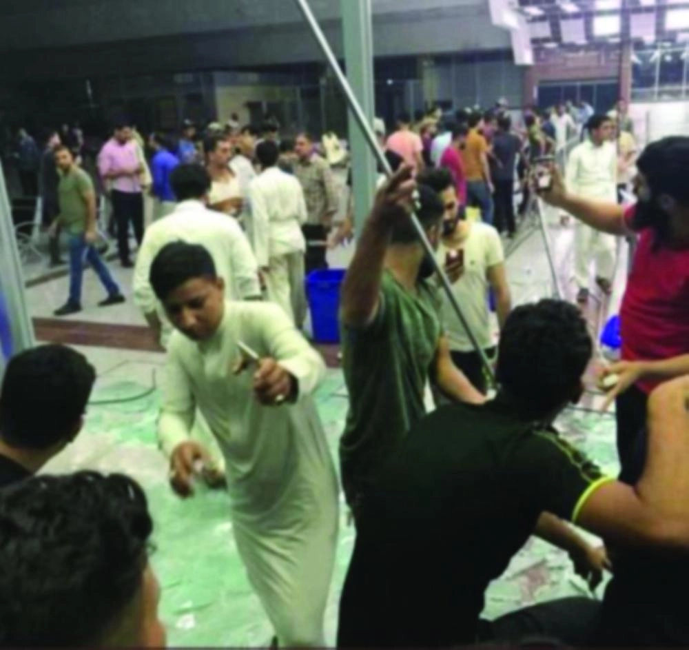 من آثار اقتحام مطار النجف وعمليات حرق وتدمير الممتلكات خلال المظاهرات العراقية                                                                                                                                    (د ب أ، تويتر)