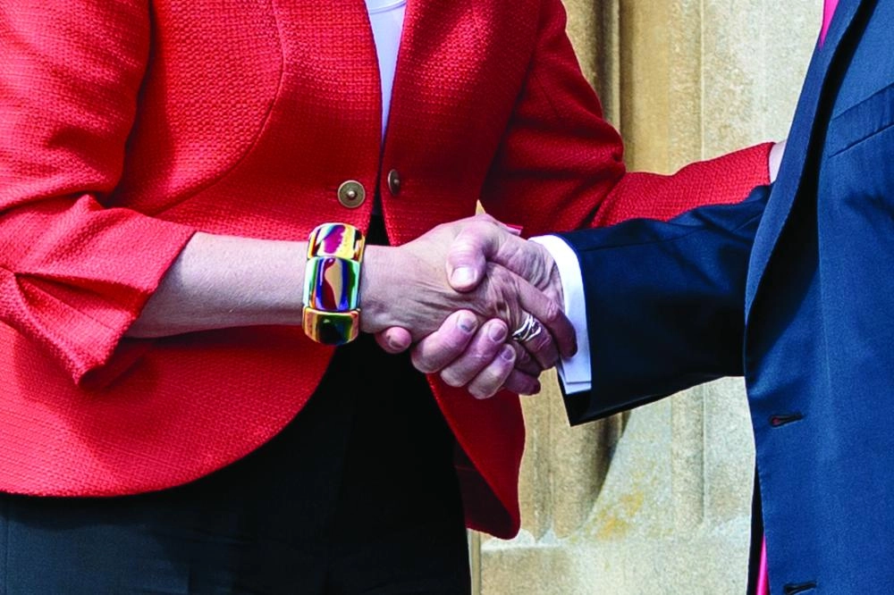 dpatop - US President Donald Trump (R) shakes hands with UK Prime Minister Theresa May during a meeting at Chequers, her country residence in Buckinghamshire, England, 13 July 2018. Photo: Jack Taylor/PA Wire/dpa