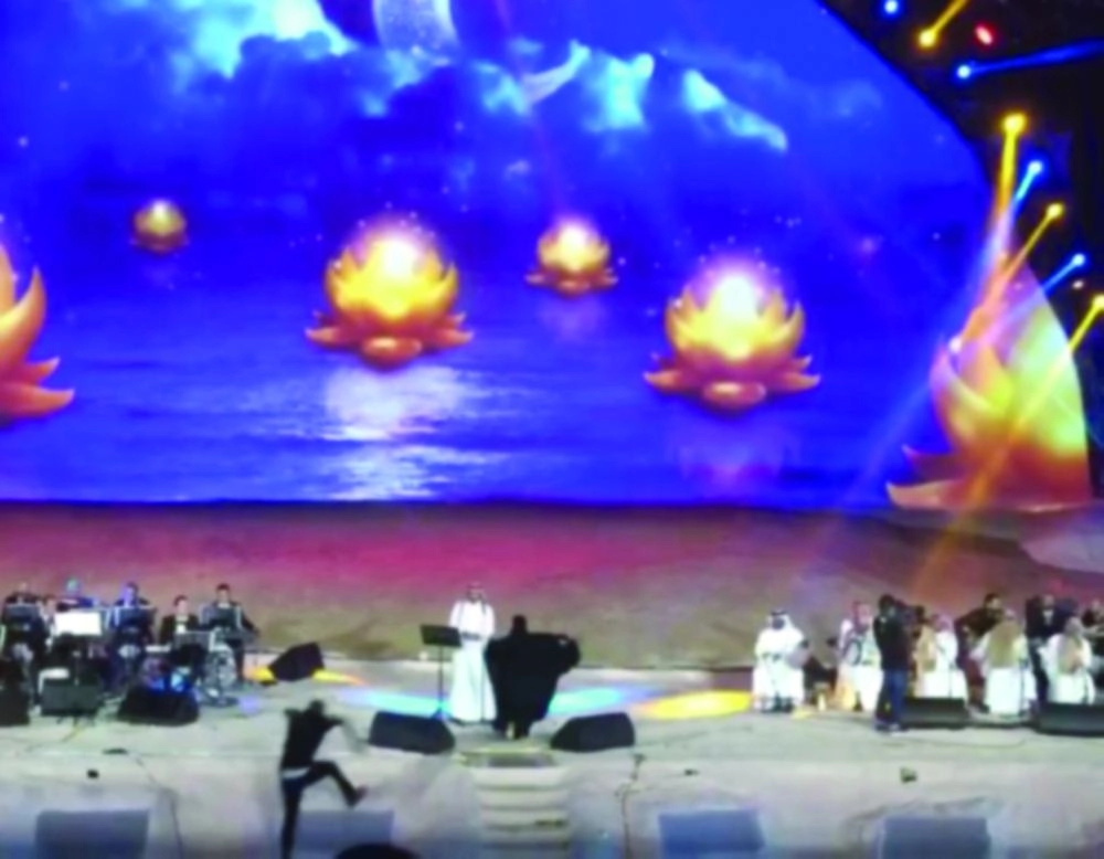 






لقطة من فيديو الحفل وتظهر الفتاة لحظة توجهها للمسرح