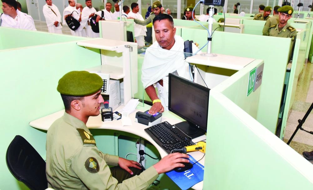 الحجاج لدى وصولهم جدة أمس (واس)