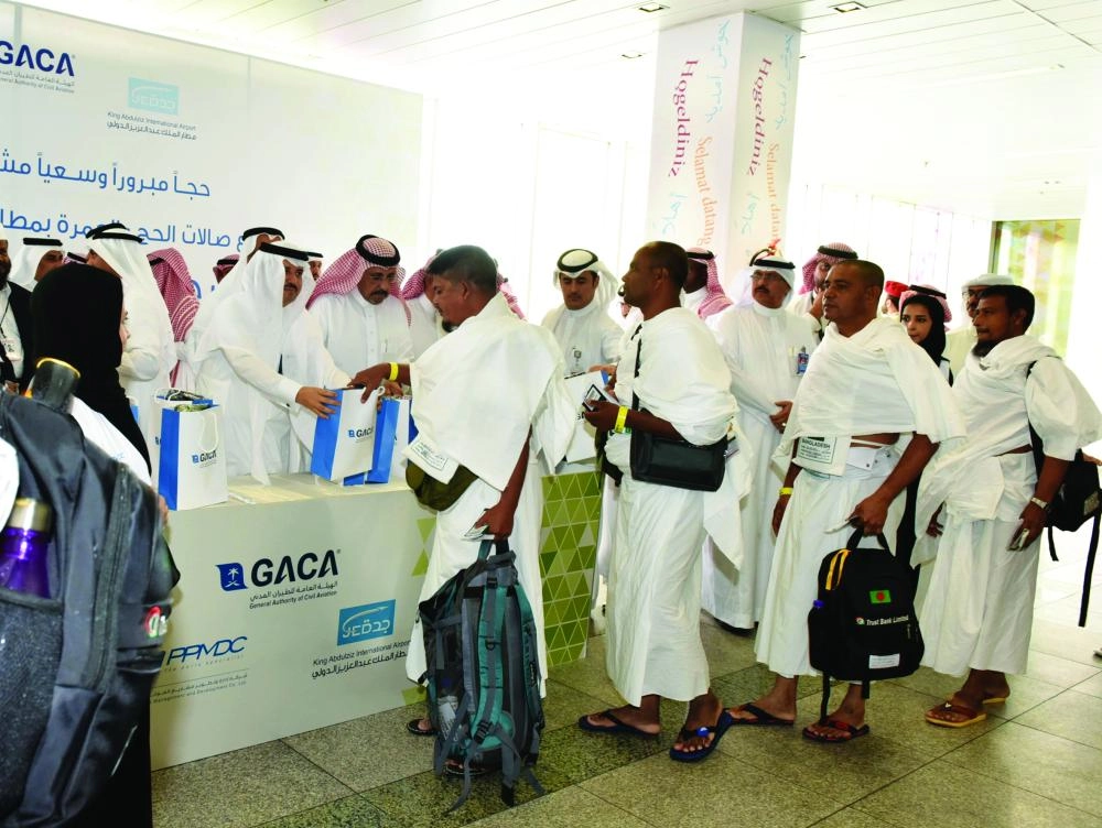 حجاج بنجلاديش لدى وصولهم جدة أمس (واس)